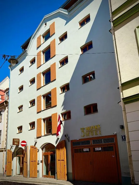 3 Monks Hostel and Apartments