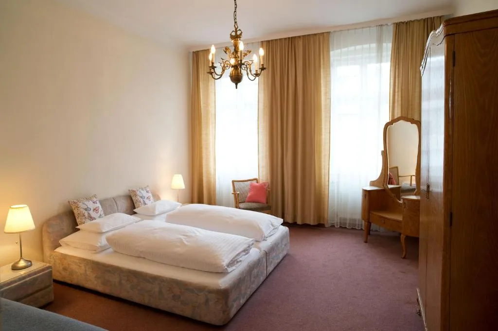 Fink Low Budget Rooms