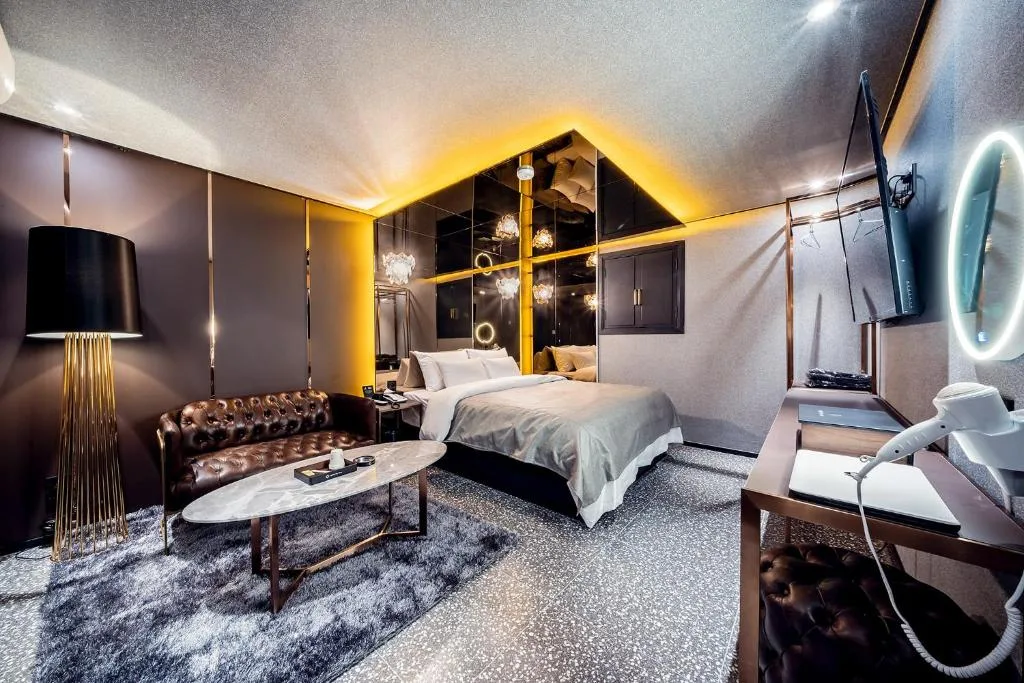 THE GRAY HOTEL