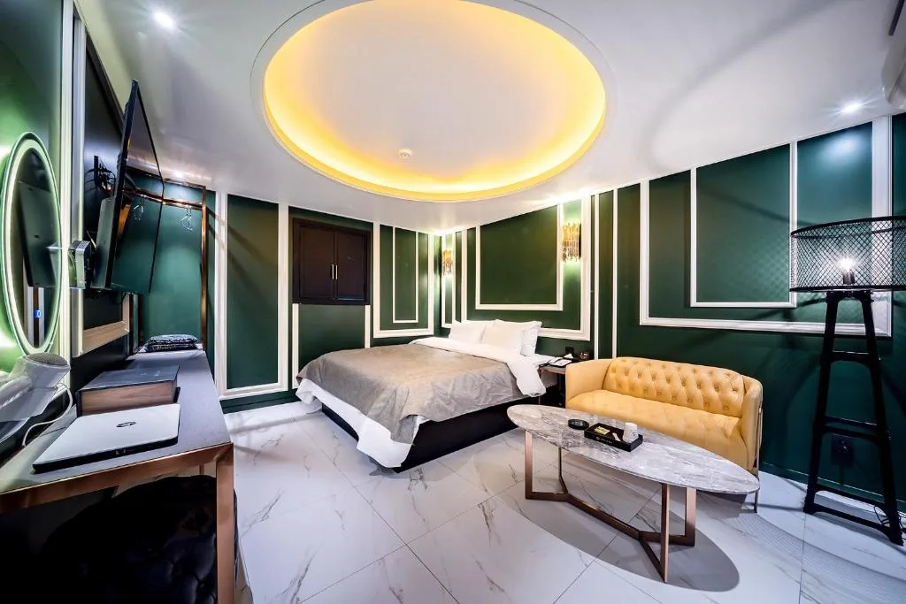 THE GRAY HOTEL