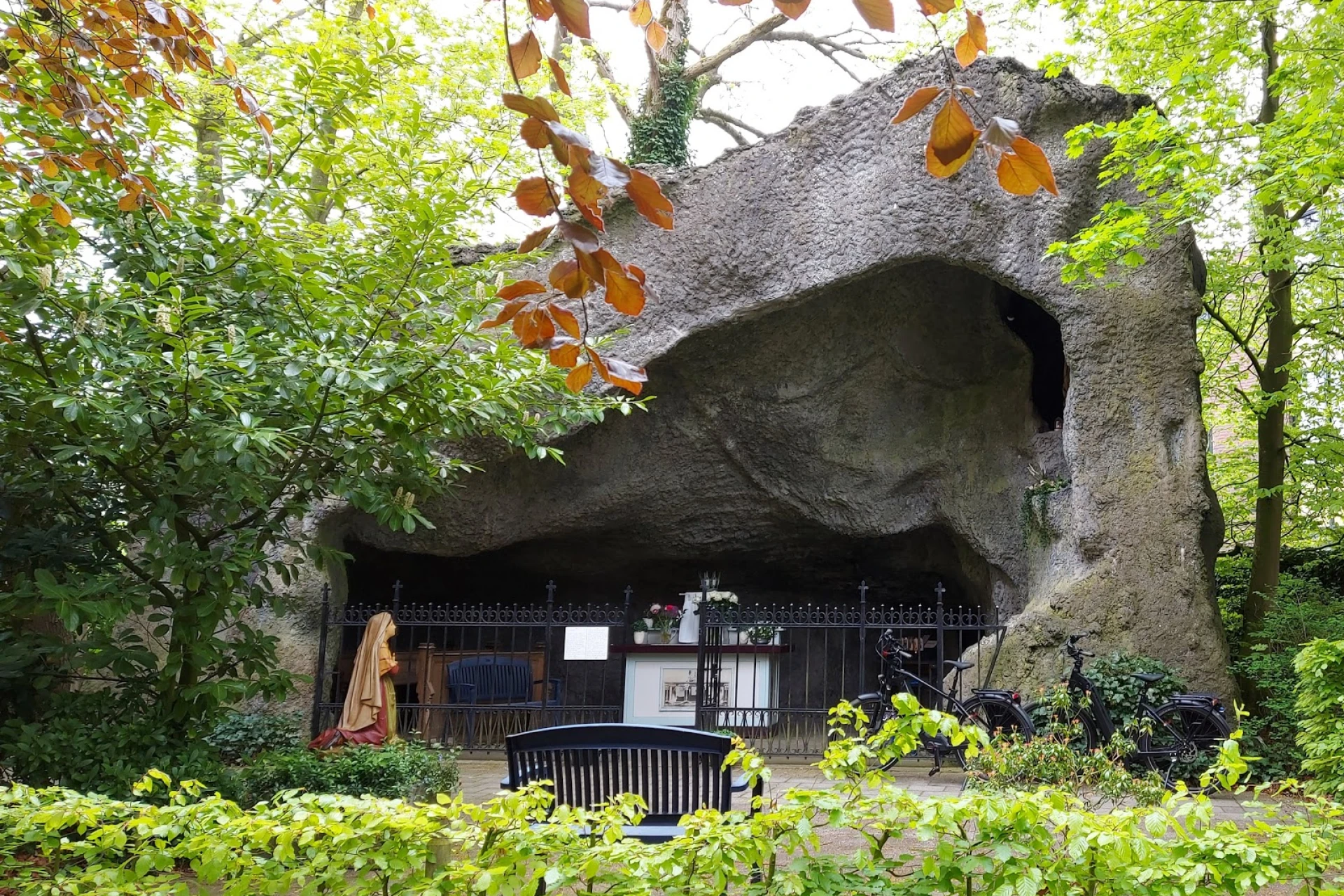 Discover the Hidden Gem: Unveiling the Charms of Sint Nicolaas - A Must-Visit Destination for Adventurous Travelers!